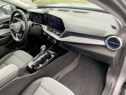 Certified 2024 Chevrolet Trax LT w/ LT Convenience Package FWD image 26