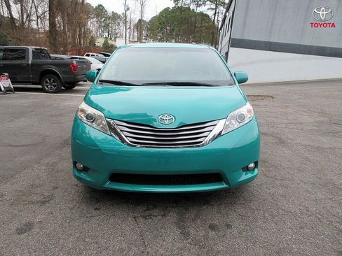 Used 2017 Toyota Sienna Limited image 2