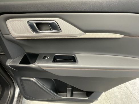 Used 2025 Ford Explorer Active w/ Active Comfort Package image 18