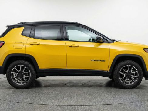 Used 2025 Jeep Compass Trailhawk image 11