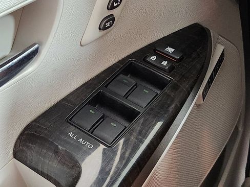 Used 2013 Toyota Venza XLE w/ XLE Premium Pkg AWD/4WD image 16