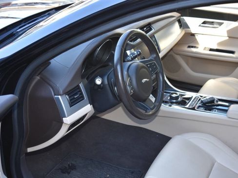 Used 2017 Jaguar XF Premium image 27