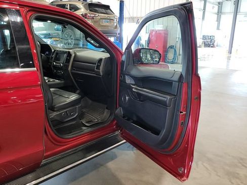 Used 2019 Ford Expedition XLT w/ Equipment Group 202A AWD/4WD image 18