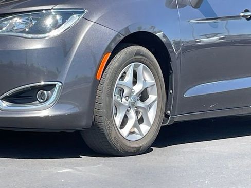 Used 2018 Chrysler Pacifica Touring Plus w/ Tire & Wheel Group FWD image 19