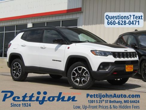Used 2024 Jeep Compass Trailhawk AWD/4WD image 1
