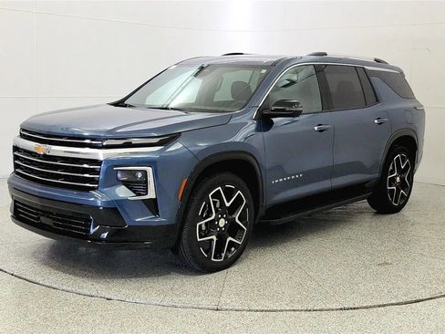 Used 2025 Chevrolet Traverse High Country FWD image 3