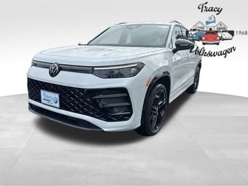 New 2025 Volkswagen Tiguan SE R-Line image 3