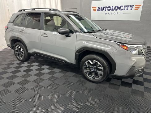 Used 2025 Subaru Forester Premium image 2