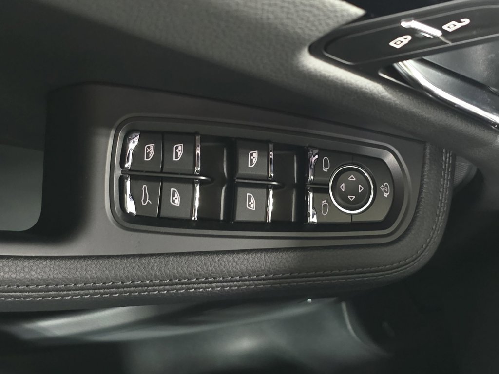Certified 2026 Porsche Macan AWD/4WD image 21