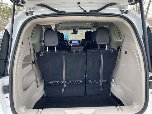 Used 2023 Chrysler Pacifica Touring-L FWD image 37