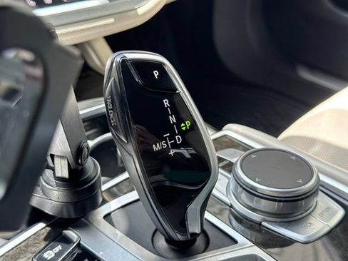 Used 2022 BMW 740i w/ M Sport Package RWD image 17