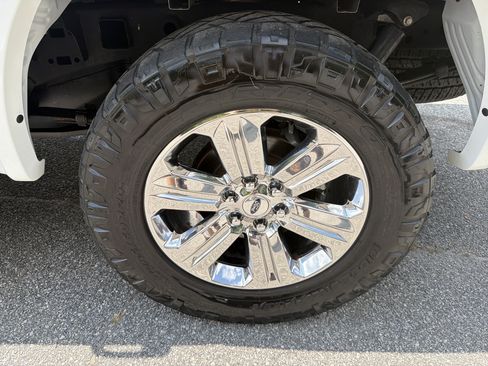 Used 2018 Ford F150 Lariat w/ Equipment Group 502A Luxury AWD/4WD image 19