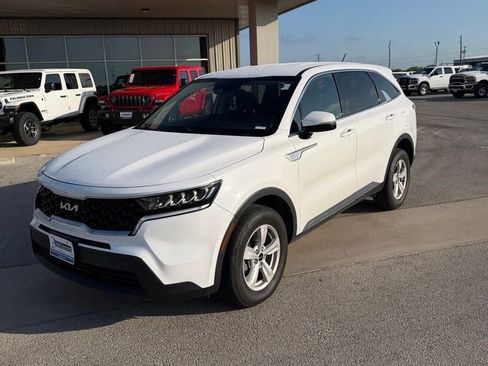 Used 2022 Kia Sorento LX image 1