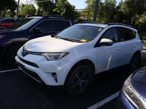 Used 2018 Toyota RAV4 XLE AWD/4WD image 4
