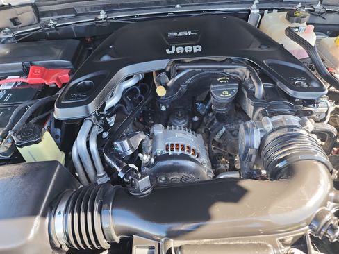 Used 2018 Jeep Wrangler Unlimited Rubicon AWD/4WD image 9