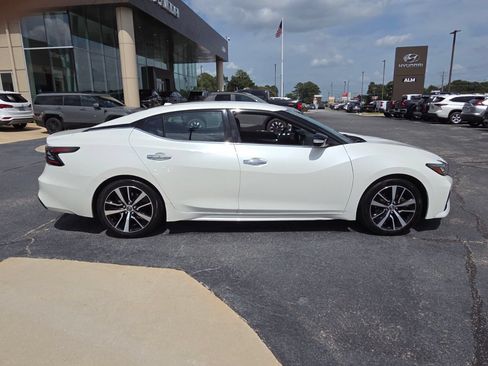 Used 2023 Nissan Maxima SV w/ Floor Mat Group FWD image 13
