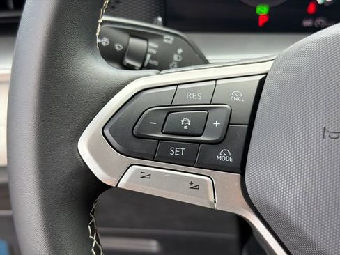 Used 2025 Volkswagen Tiguan SE image 25