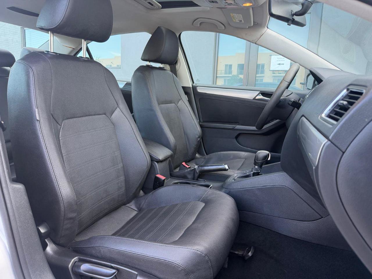 Used 2011 Volkswagen Jetta SEL FWD image 12