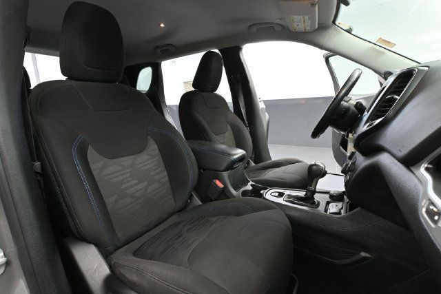 Used 2019 Jeep Cherokee Latitude AWD/4WD image 37