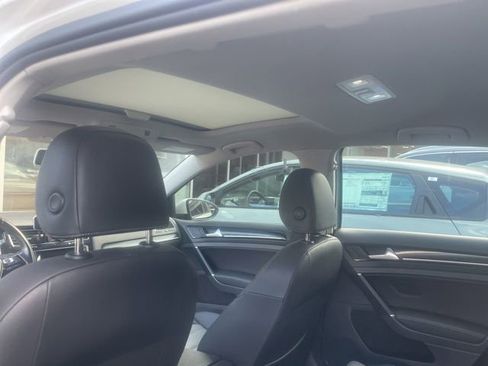 Used 2015 Volkswagen Golf 4-Door FWD image 9