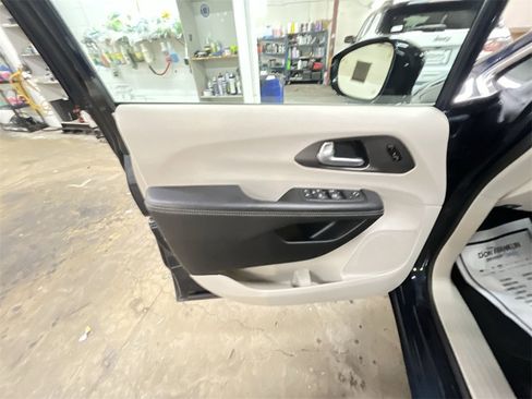 Used 2024 Chrysler Pacifica Touring-L image 13