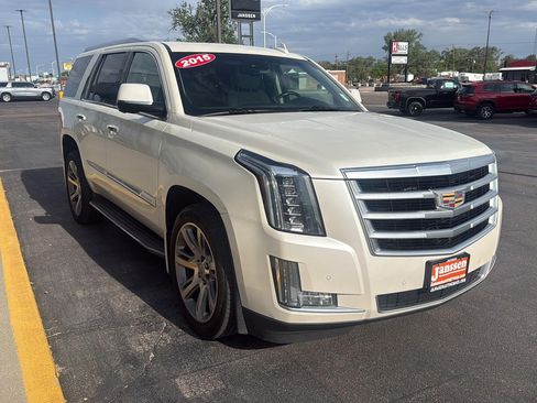 Used 2015 Cadillac Escalade Luxury AWD/4WD image 9