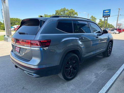 Used 2024 Volkswagen Atlas SE FWD image 2