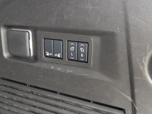 Used 2025 GMC Yukon Denali AWD/4WD image 24