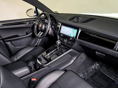 Certified 2025 Porsche Macan image 13