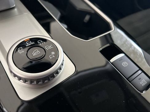 New 2026 Mitsubishi Outlander SE image 9