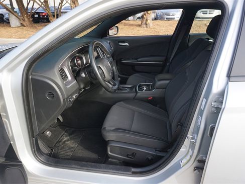 Used 2019 Dodge Charger SXT image 2