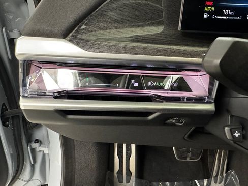 Used 2023 BMW 760i xDrive w/ Executive Package image 31