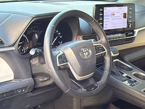 Used 2023 Toyota Sienna XLE image 7