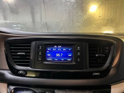 Used 2017 Chrysler Pacifica LX FWD image 21