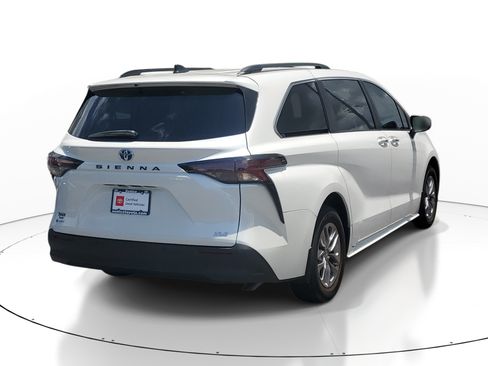 Used 2025 Toyota Sienna XLE FWD image 6