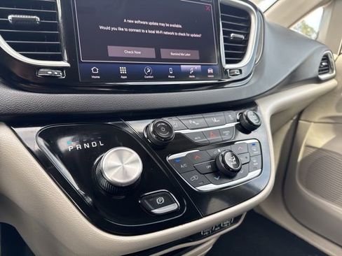 Used 2024 Chrysler Pacifica Touring-L FWD image 14