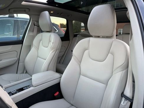 Certified 2023 Volvo XC60 B5 Plus w/ Climate Package image 18