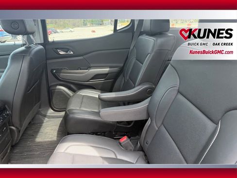 Used 2023 GMC Acadia SLT w/ Preferred Package AWD/4WD image 9