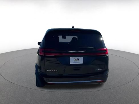 Used 2023 Chrysler Pacifica Touring-L image 11