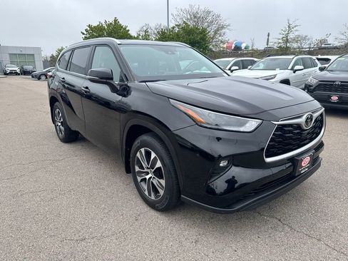 Used 2023 Toyota Highlander XLE AWD/4WD image 11