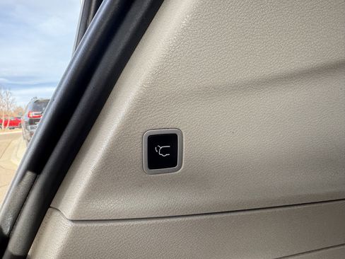 Used 2022 Chrysler Pacifica Touring-L image 17