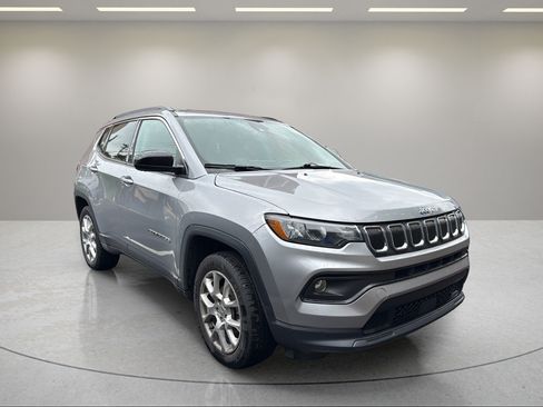 Used 2022 Jeep Compass Latitude AWD/4WD image 2