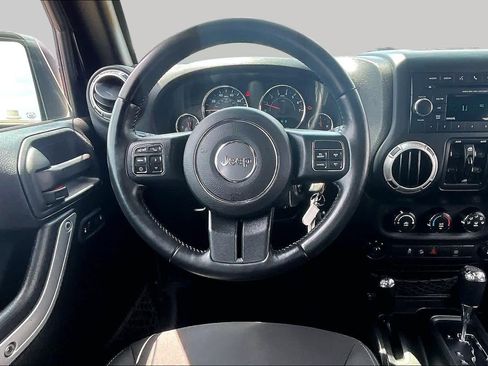 Used 2017 Jeep Wrangler Unlimited Sahara w/ Connectivity Group AWD/4WD image 6