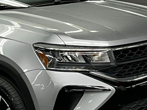 Used 2022 Volkswagen Taos SE image 40