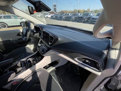 Used 2024 Chrysler Pacifica Limited image 33