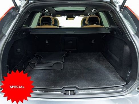 Used 2018 Volvo XC60 T8 Momentum image 9