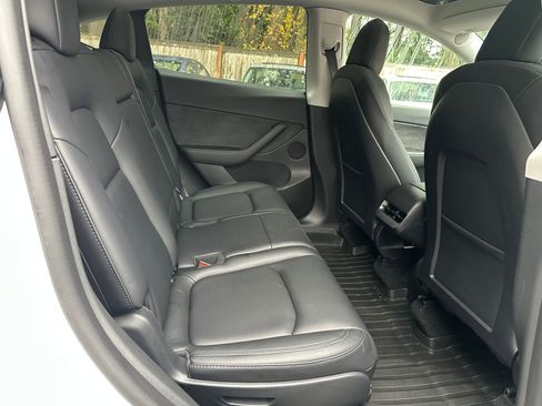 Used 2022 Tesla Model Y Long Range image 12