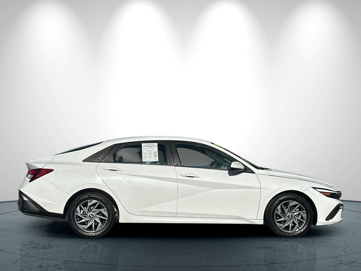 Used 2024 Hyundai Elantra SEL FWD image 3