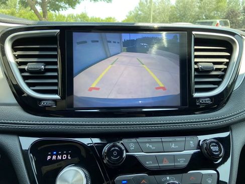 Used 2025 Chrysler Pacifica Limited FWD image 21