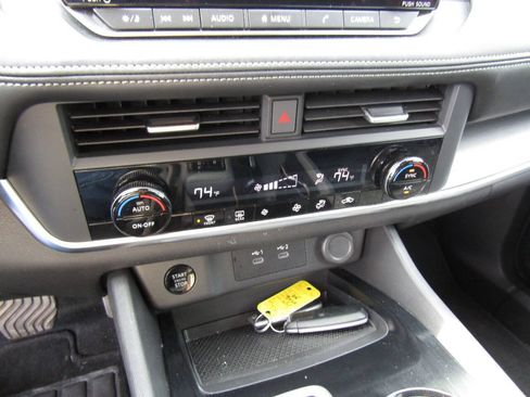 Used 2025 Nissan Rogue SV AWD/4WD image 15